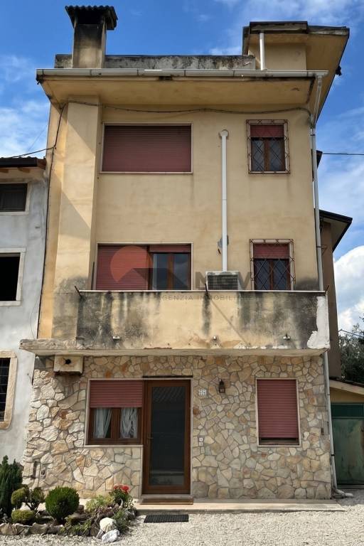 casa indipendente in vendita ad Arzignano in zona San Bortolo