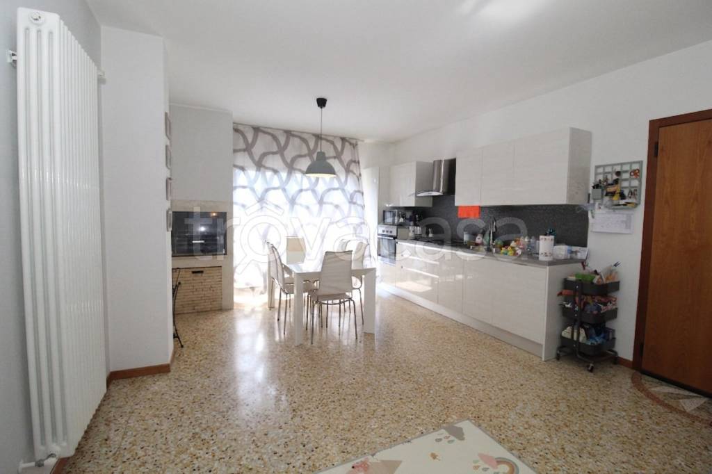 appartamento in vendita ad Arzignano in zona Restena
