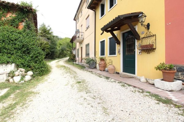 appartamento in vendita ad Arzignano in zona Pugnello