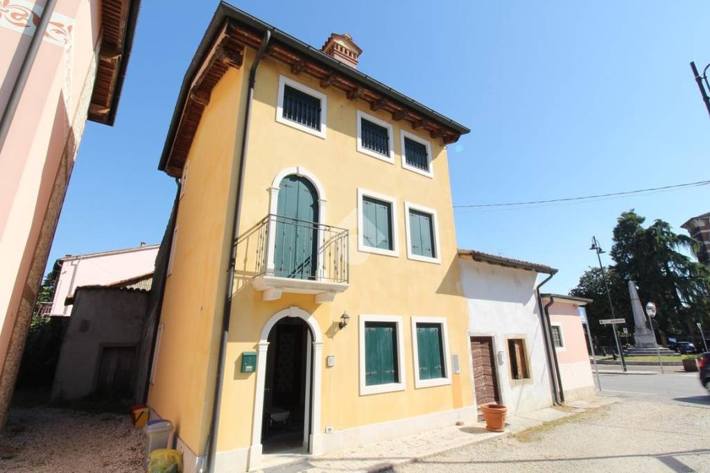 casa indipendente in vendita ad Arzignano in zona Tezze