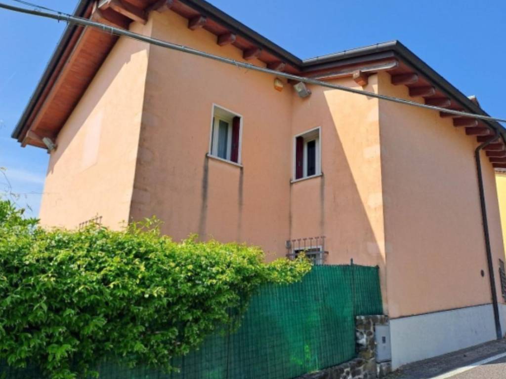 casa indipendente in vendita ad Arzignano in zona Pugnello