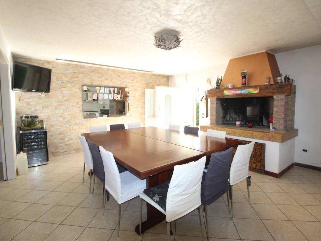 casa indipendente in vendita ad Arzignano in zona Restena