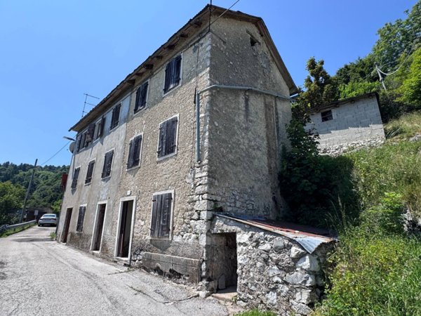 casa indipendente in vendita ad Asiago in zona Sasso