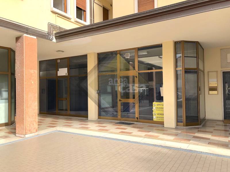negozio in vendita a Bassano del Grappa