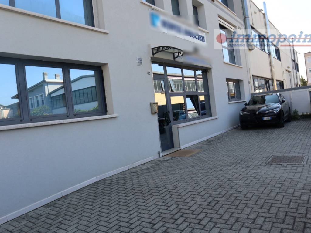 locale commerciale in vendita a Bassano del Grappa