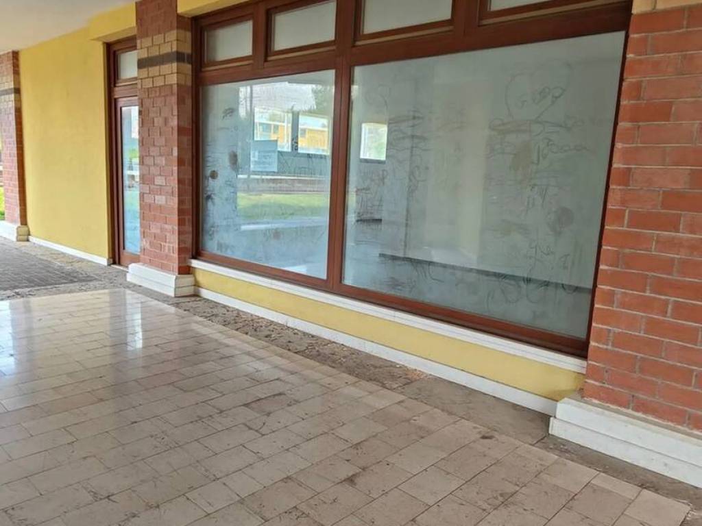 negozio in vendita a Bassano del Grappa