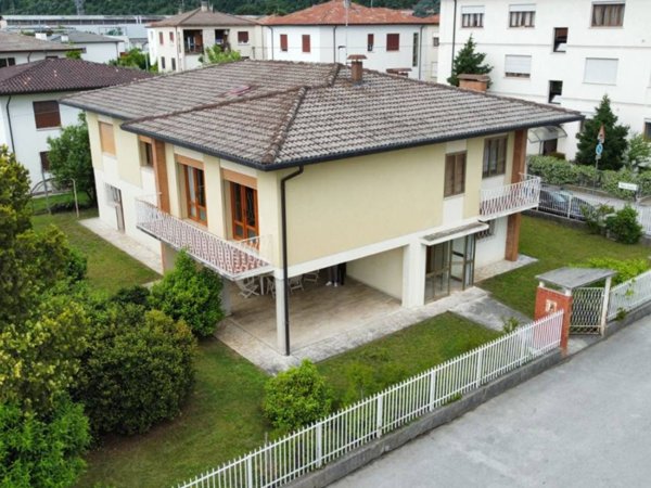 casa indipendente in vendita a Bassano del Grappa