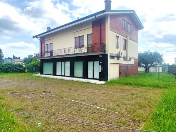 negozio in vendita a Bassano del Grappa