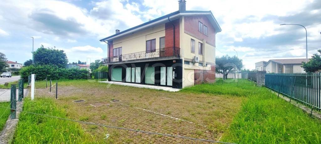 negozio in vendita a Bassano del Grappa