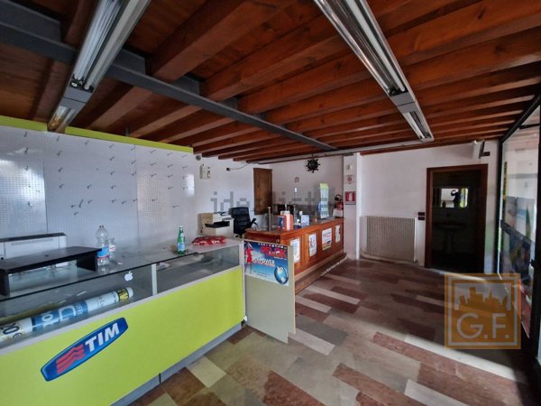 negozio in vendita a Bassano del Grappa