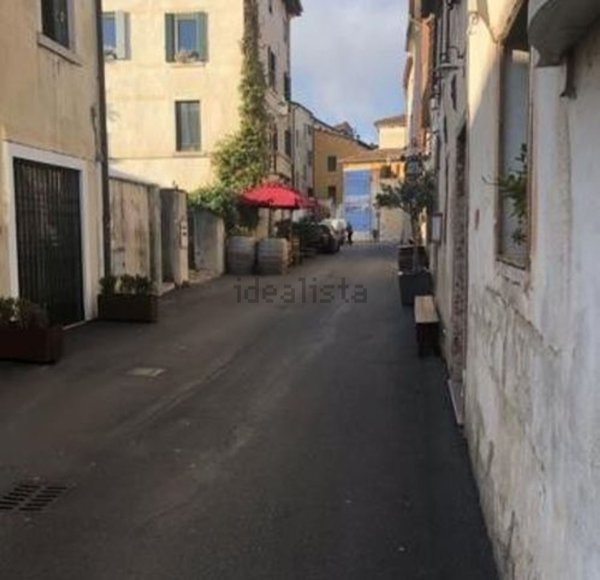 negozio in vendita a Bassano del Grappa