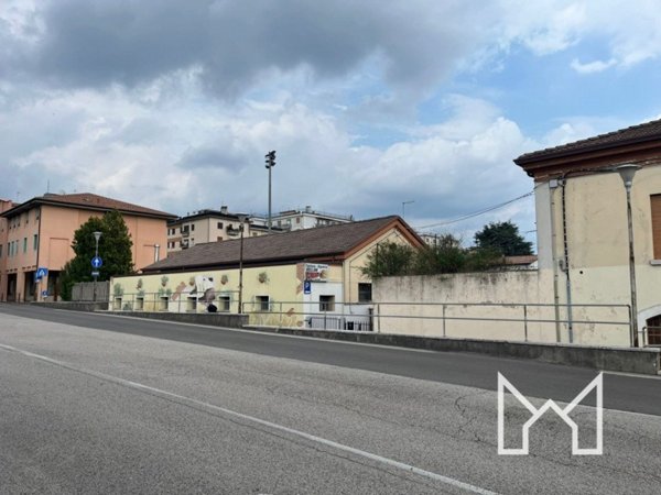 negozio in vendita a Bassano del Grappa
