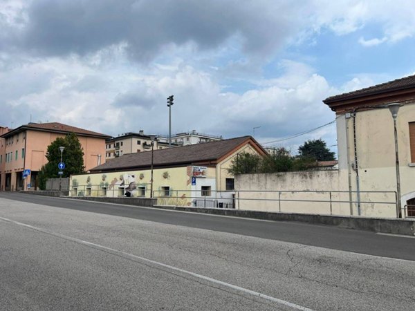 negozio in vendita a Bassano del Grappa