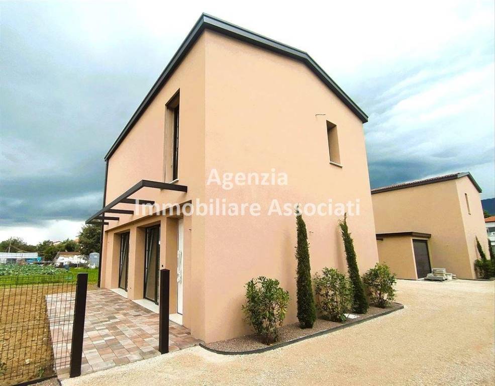 casa indipendente in vendita a Bassano del Grappa