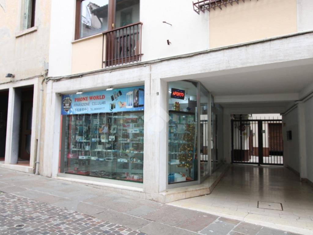negozio in vendita a Bassano del Grappa