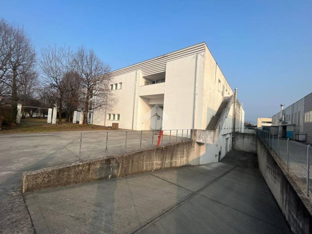 negozio in vendita a Bassano del Grappa