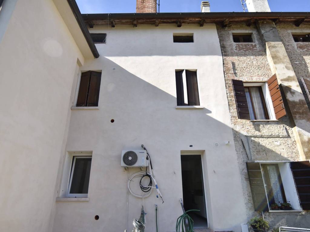 casa indipendente in vendita a Bassano del Grappa in zona Marchesane