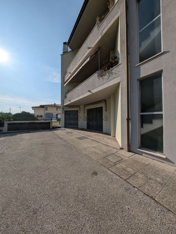 locale commerciale in vendita a Bassano del Grappa