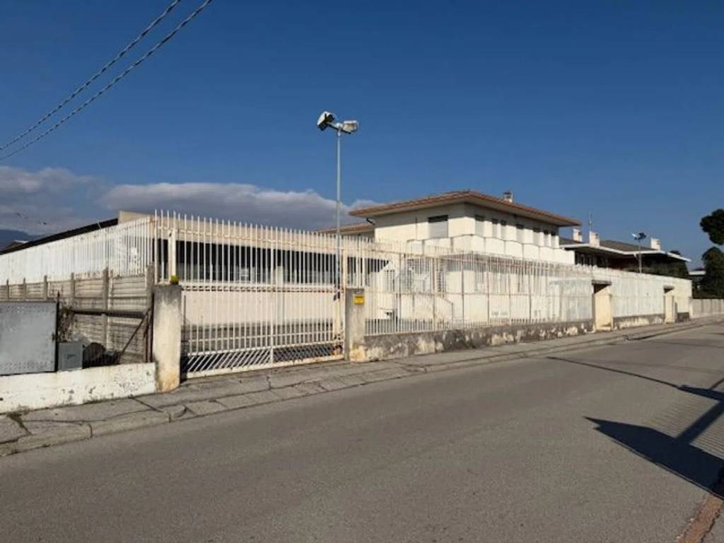 locale commerciale in vendita a Bassano del Grappa