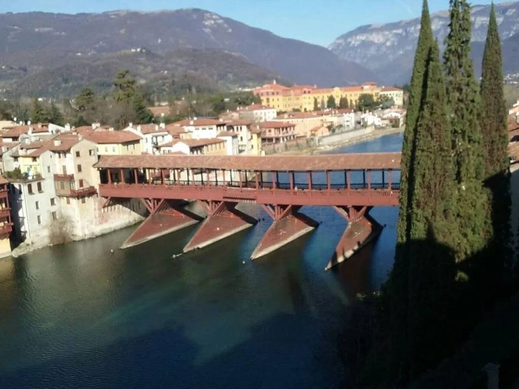 intera palazzina in vendita a Bassano del Grappa