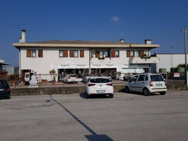 negozio in vendita a Bassano del Grappa
