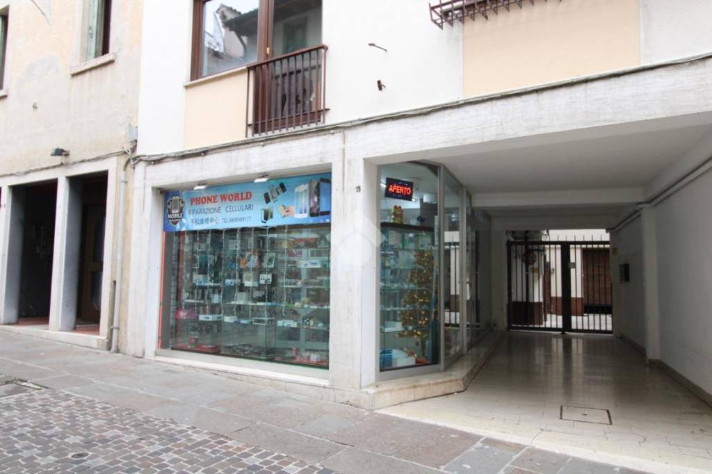 negozio in vendita a Bassano del Grappa