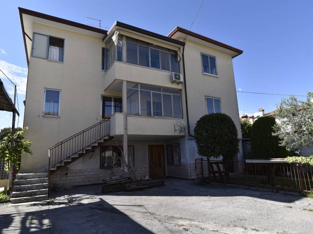 intera palazzina in vendita a Bassano del Grappa