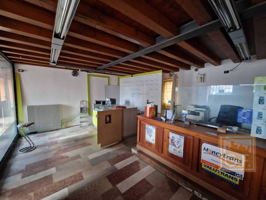 negozio in vendita a Bassano del Grappa