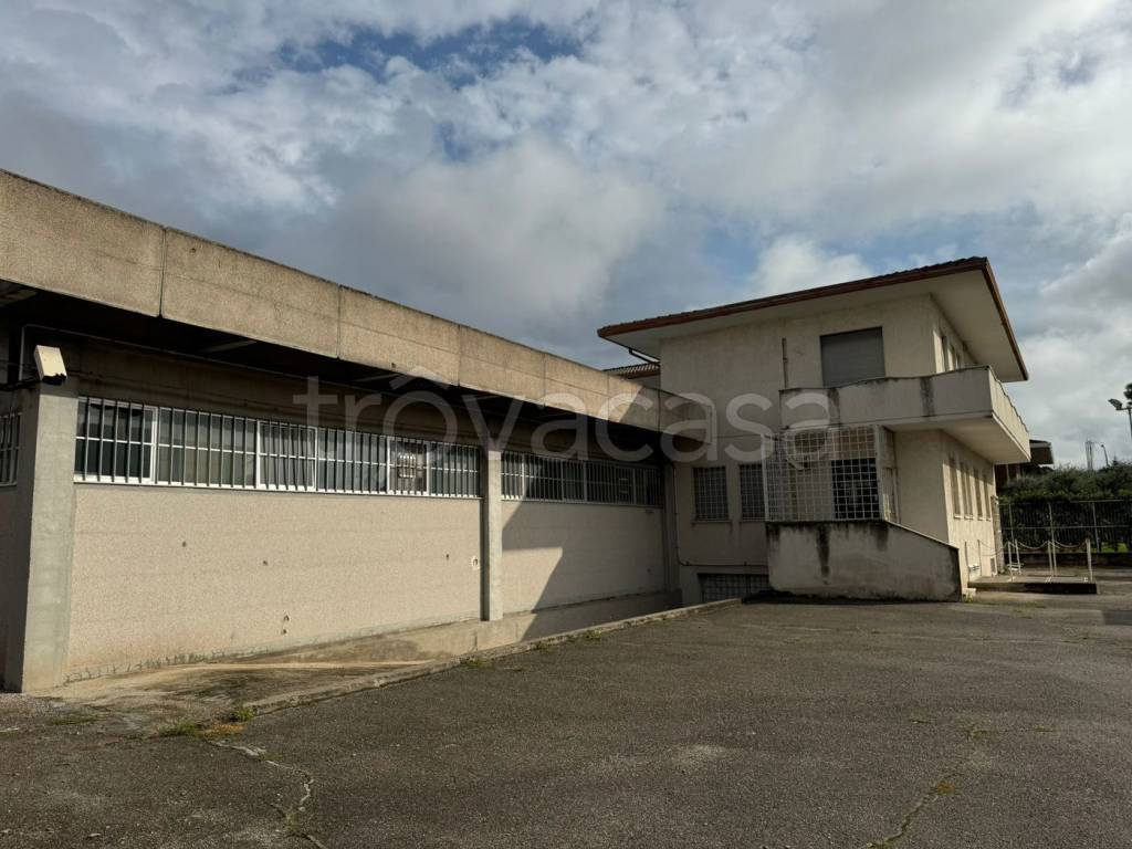 locale commerciale in vendita a Bassano del Grappa