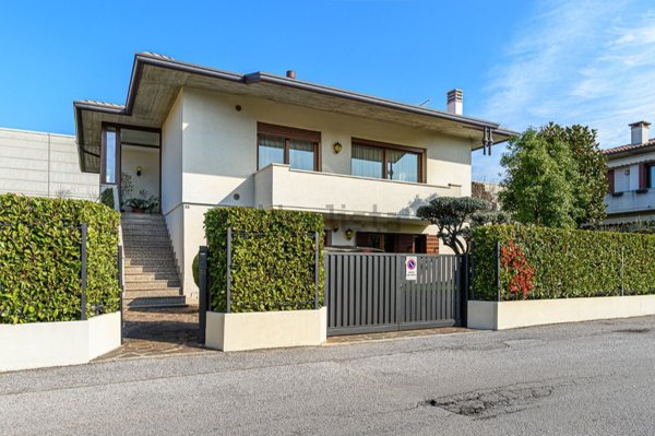 casa indipendente in vendita a Bassano del Grappa