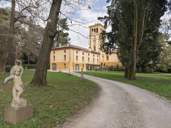 intera palazzina in vendita a Bassano del Grappa