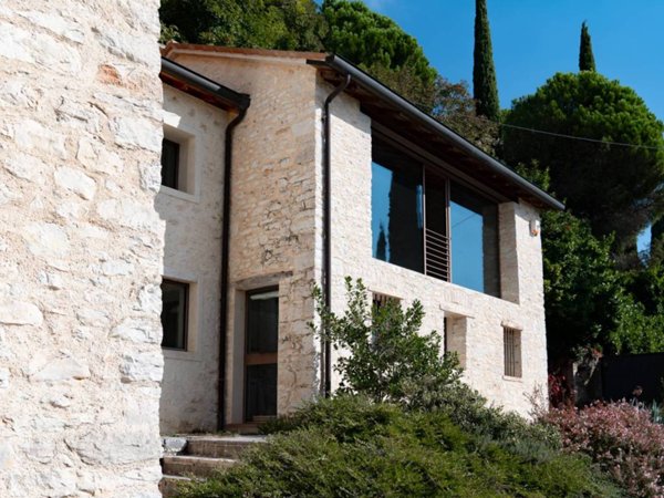 casa indipendente in vendita a Bassano del Grappa in zona Valrovina