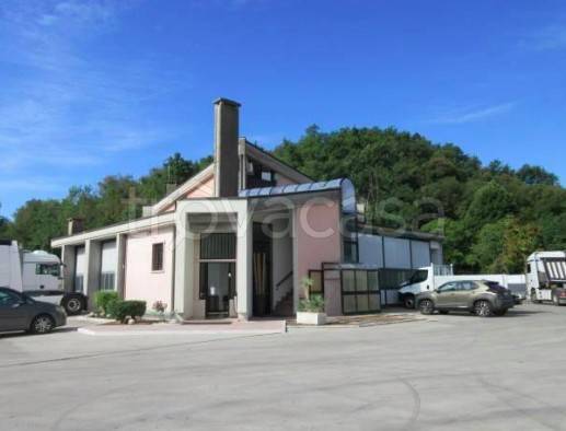 locale commerciale in vendita a Bassano del Grappa in zona San Michele