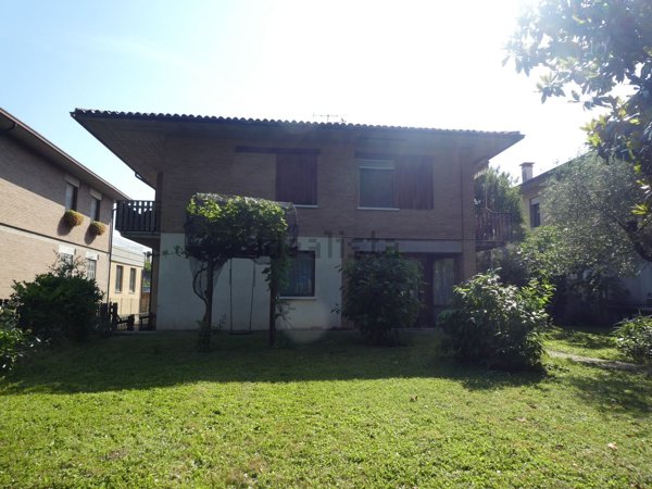 casa indipendente in vendita a Bassano del Grappa