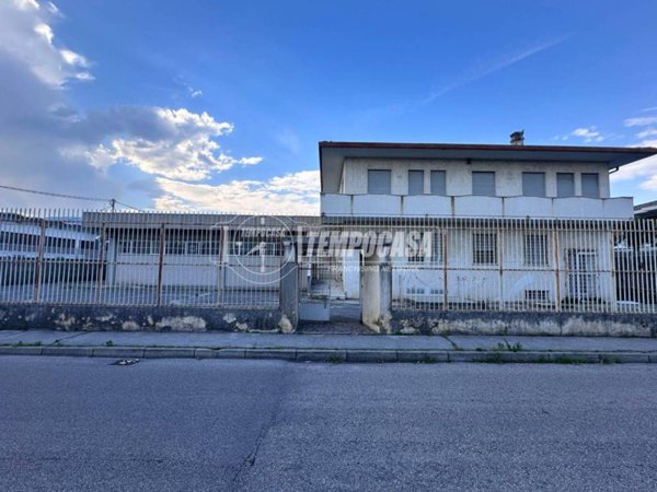 locale commerciale in vendita a Bassano del Grappa