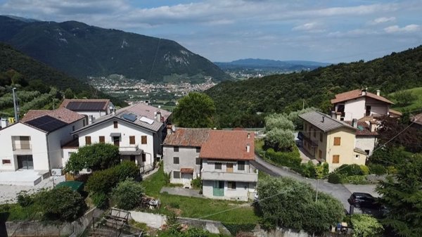 casa indipendente in vendita a Bassano del Grappa in zona Valrovina