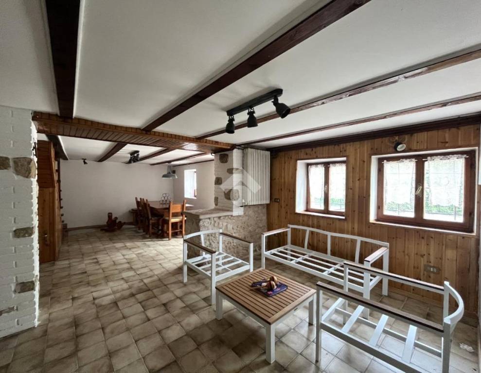 casa indipendente in vendita a Bassano del Grappa in zona Valrovina