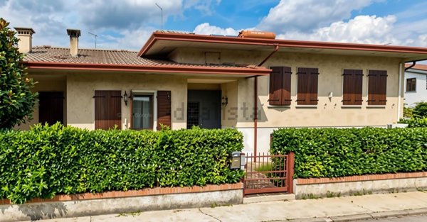 casa indipendente in vendita a Bassano del Grappa in zona Ponte Storto