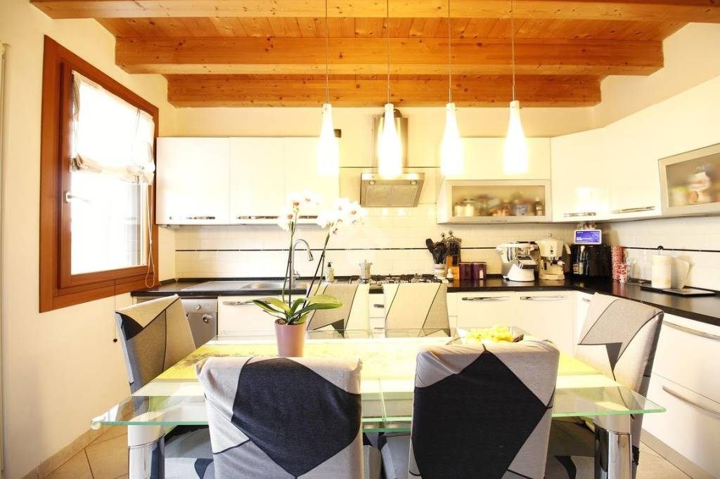 casa indipendente in vendita a Bolzano Vicentino