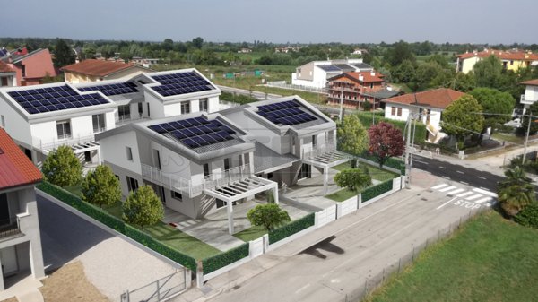 casa indipendente in vendita a Bolzano Vicentino
