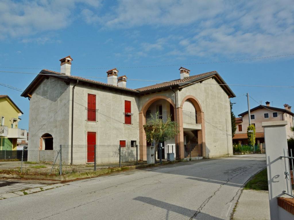 casa indipendente in vendita a Bressanvido in zona Poianella