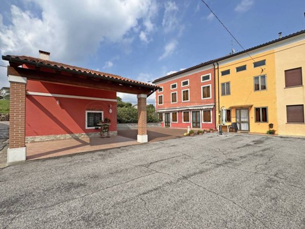 casa indipendente in vendita a Brogliano in zona Quargnenta
