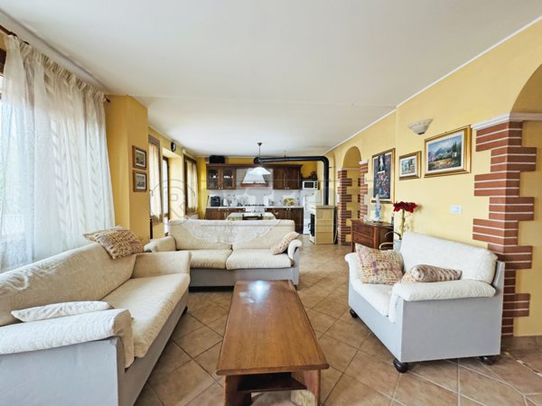 casa semindipendente in vendita a Brogliano in zona Quargnenta