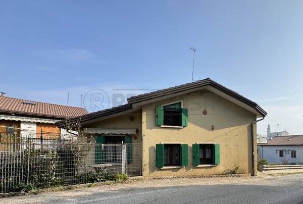 casa indipendente in vendita a Brogliano in zona Quargnenta