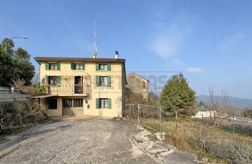 casa indipendente in vendita a Brogliano in zona Quargnenta