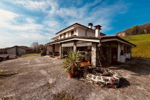casa indipendente in vendita a Brogliano in zona Quargnenta