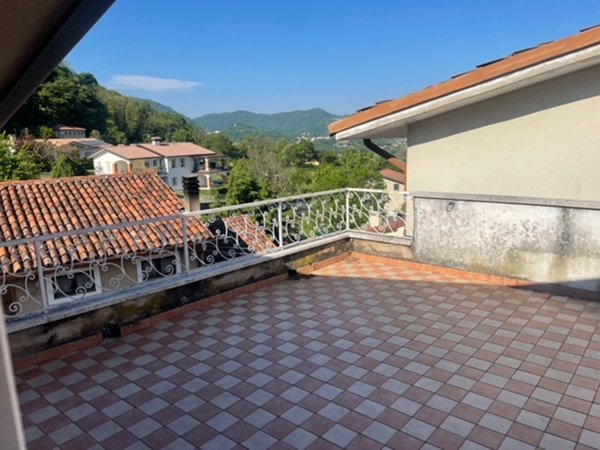 casa semindipendente in vendita a Brogliano in zona Quargnenta