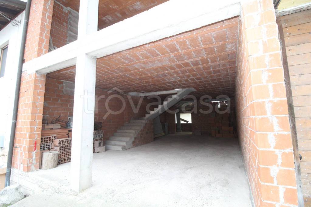 casa indipendente in vendita a Brogliano in zona Quargnenta