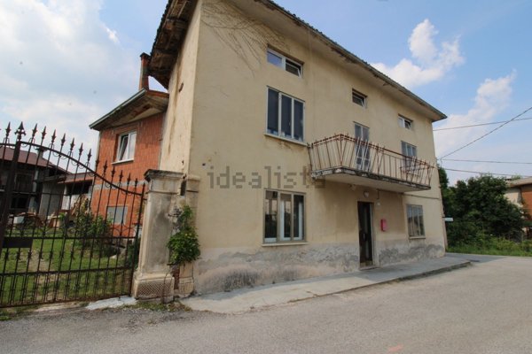 appartamento in vendita a Brogliano in zona Quargnenta