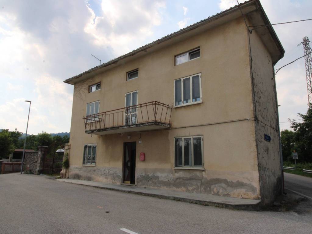 casa indipendente in vendita a Brogliano in zona Quargnenta